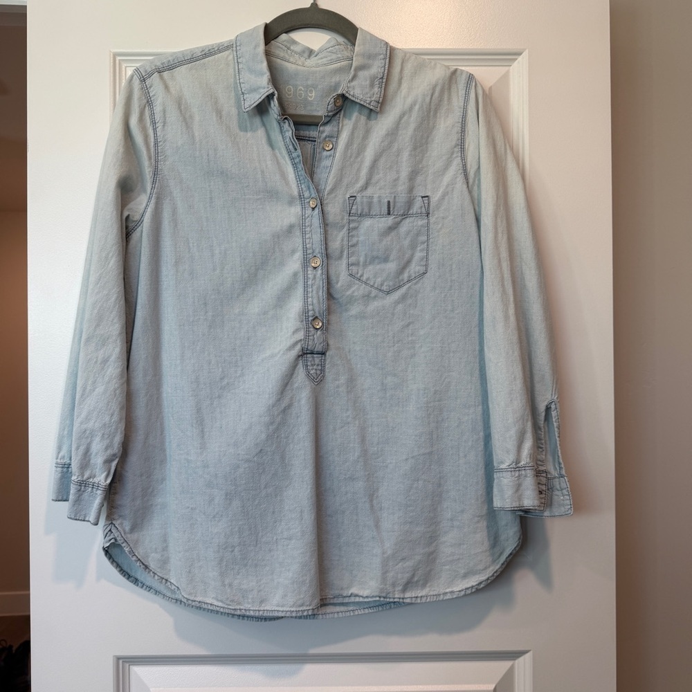 GAP Women’s Faded Sky Blue Denim Shirt Quarter Button Down 3/4 Sleeves sz M